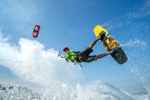 Sådan kommer du sikkert i gang med kitesurfing